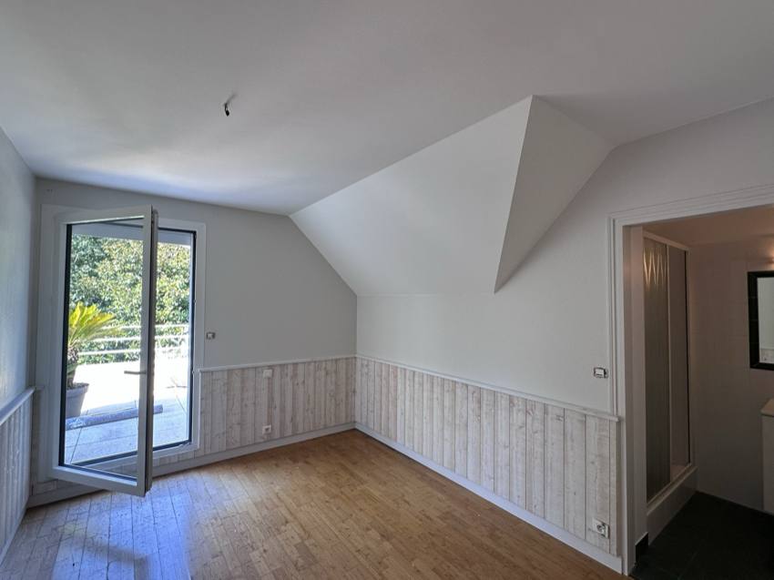 Chambre rénovée avec soubassement lambris